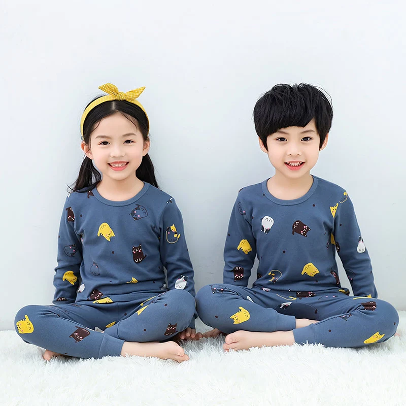 Dua anak memakai piyama lucu dan adem sambil berdiri, cocok untuk usia 2–10 tahun, ilustrasi panduan ukuran piyama anak dari Chiyu ID